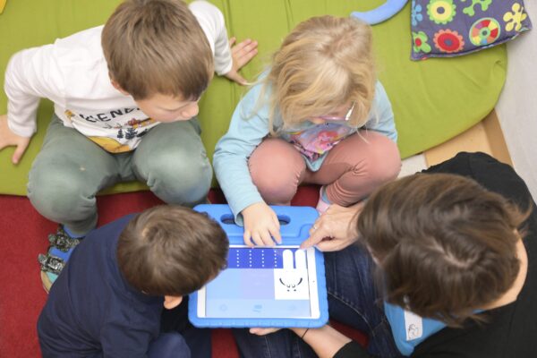 Kinder gemeinsam am Tablet