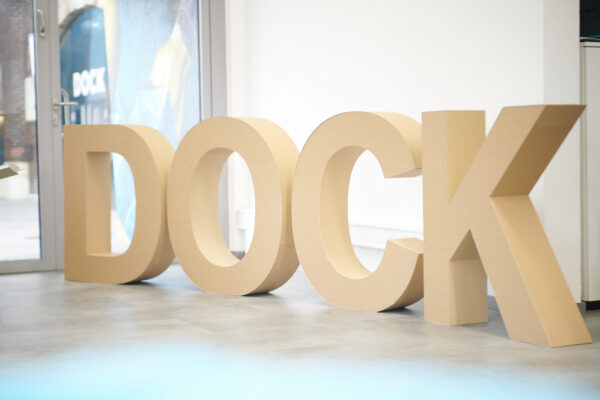 Schriftzug DOCK aus Kartonbuchstaben
