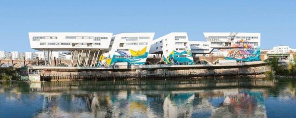 Das Zaha Hadid Gebäude mit dem DOCK am Donaukanal
