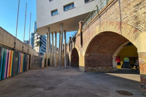Rückwärtiger Außenbereich des Zaha Hadid Gebäudes