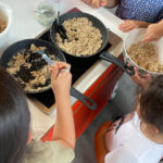 Kinder kochen gemeinsam im Workshop mit der Kochbande am DOCK