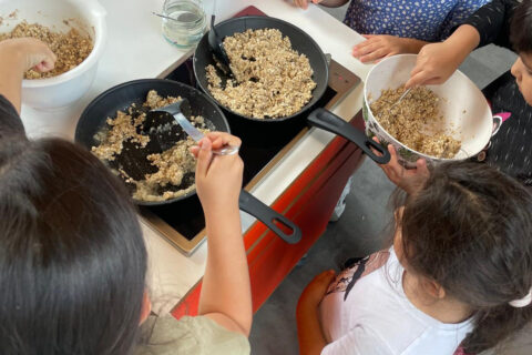 Kinder kochen gemeinsam im Workshop mit der Kochbande am DOCK