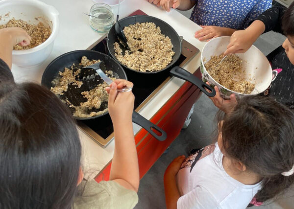 Kinder kochen gemeinsam im Workshop mit der Kochbande am DOCK