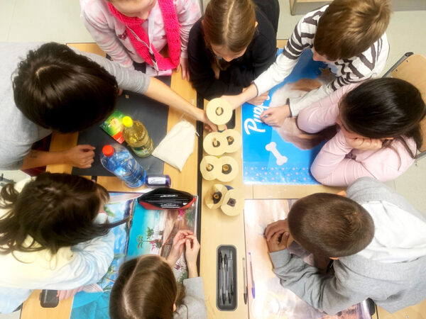 Kinder beim Experimentieren