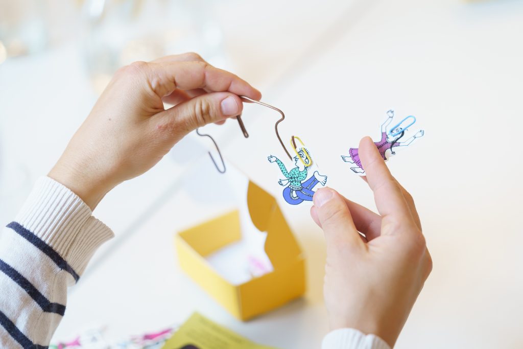Kinderhände packen den Inhalt einer AHA Box aus
