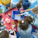 Kinder beim Experimentieren mit einer Kinderuni on Tour-Box