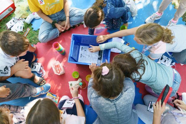 Kinder beim Experimentieren mit einer Kinderuni on Tour-Box