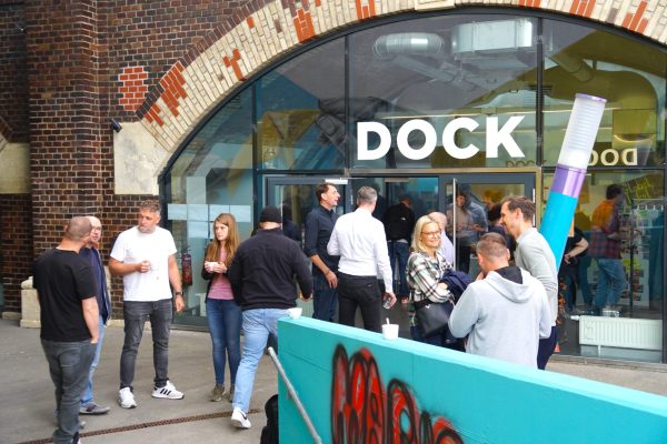 Pausengespräche bei einem Event am DOCK