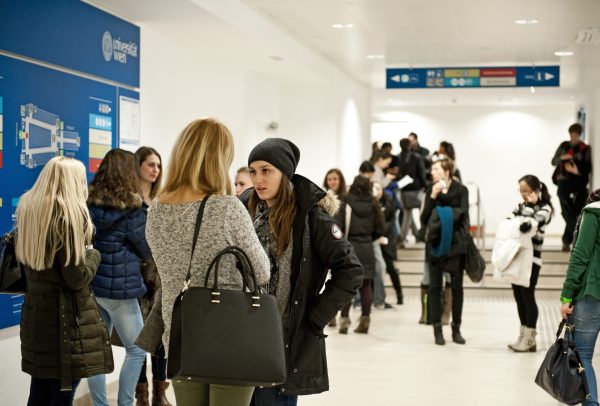 Jugendliche in einem Gang im Hauptgebäude der Universität Wien