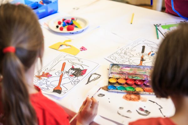 Kinder beim Malen