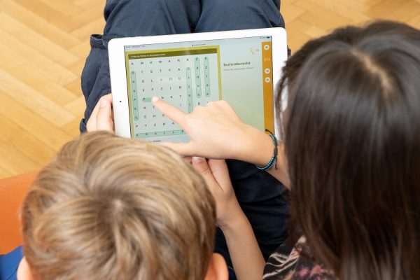Mädchen und Bub mit Tablet