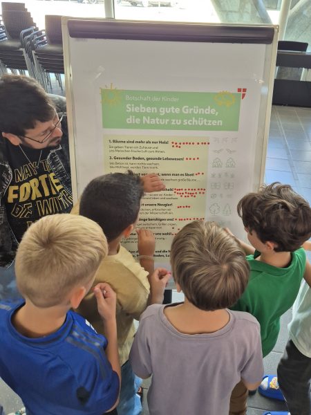 Schüler*innen der OVS Am Kaisermühlendamm stimmen über "Sieben gute Gründe, die Natur zu schützen" ab.